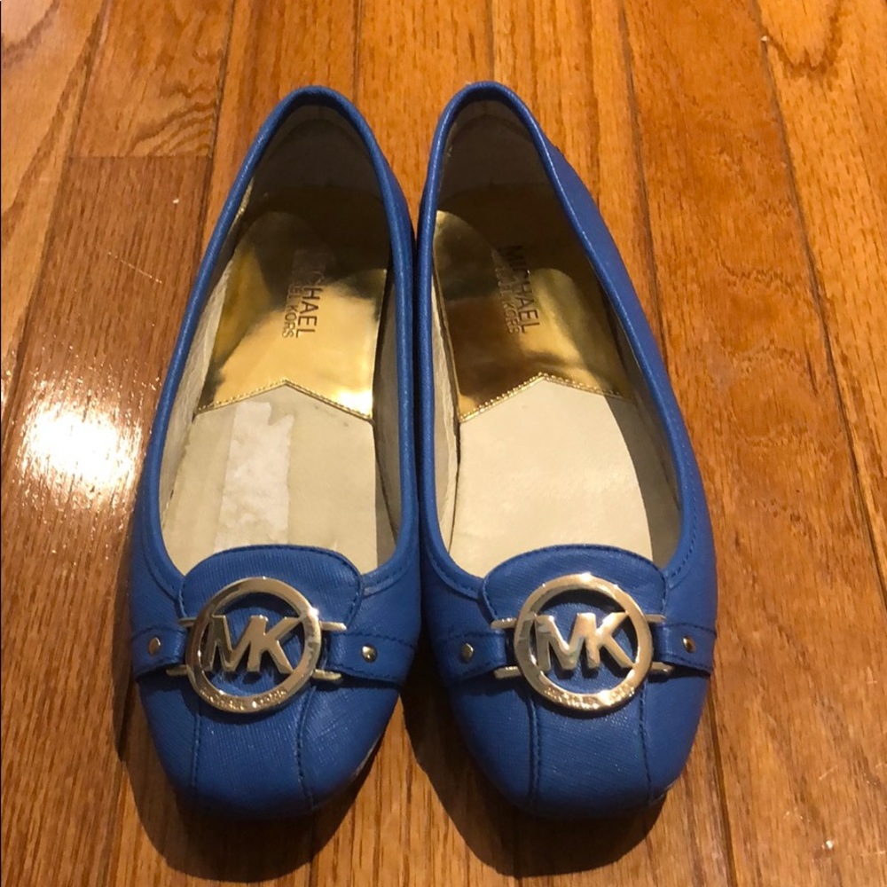 Blue flat shoes by Michael kors